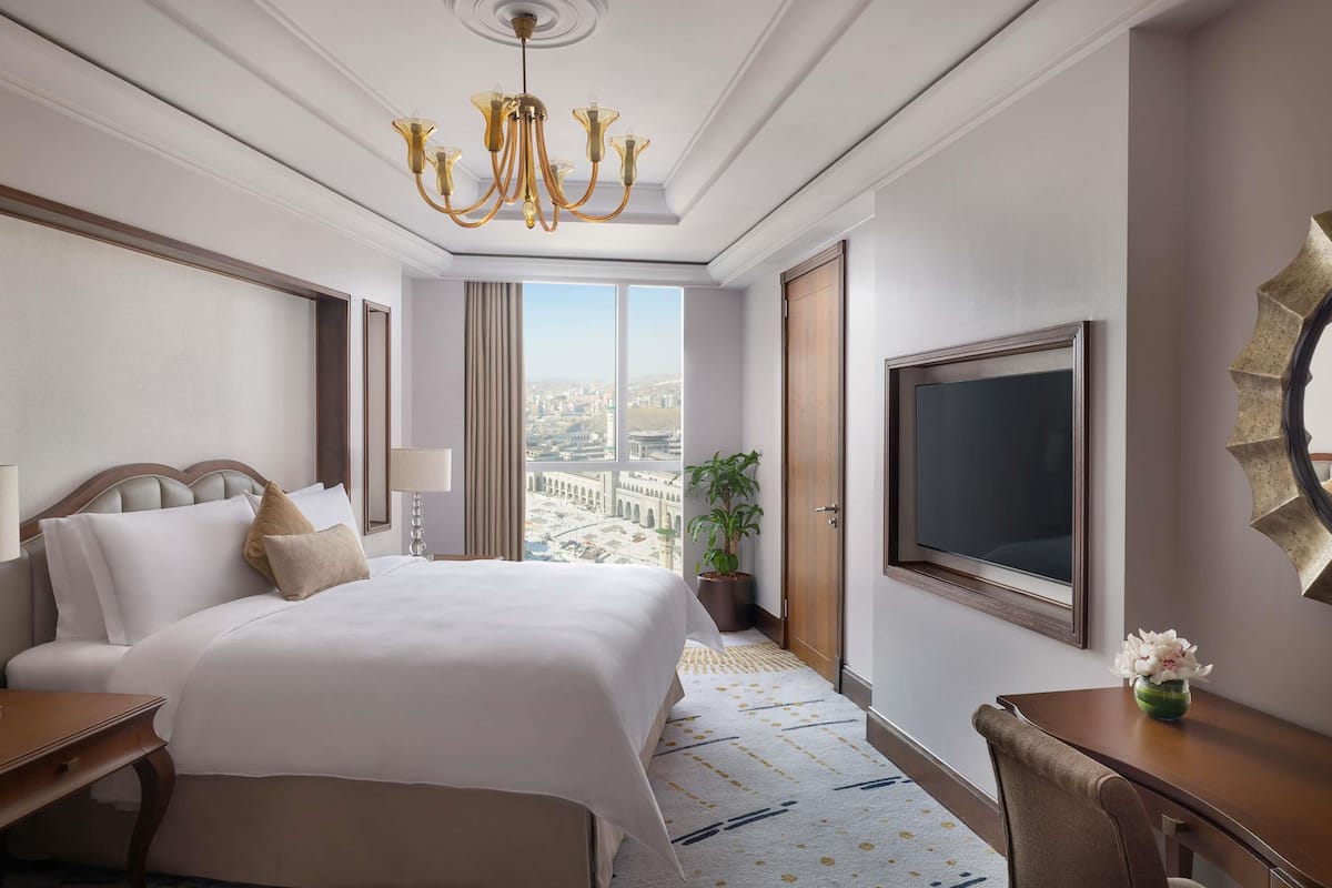 2 bedrooms, premium bedding, minibar, in-room safe