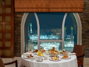 2 restaurants, breakfast served
