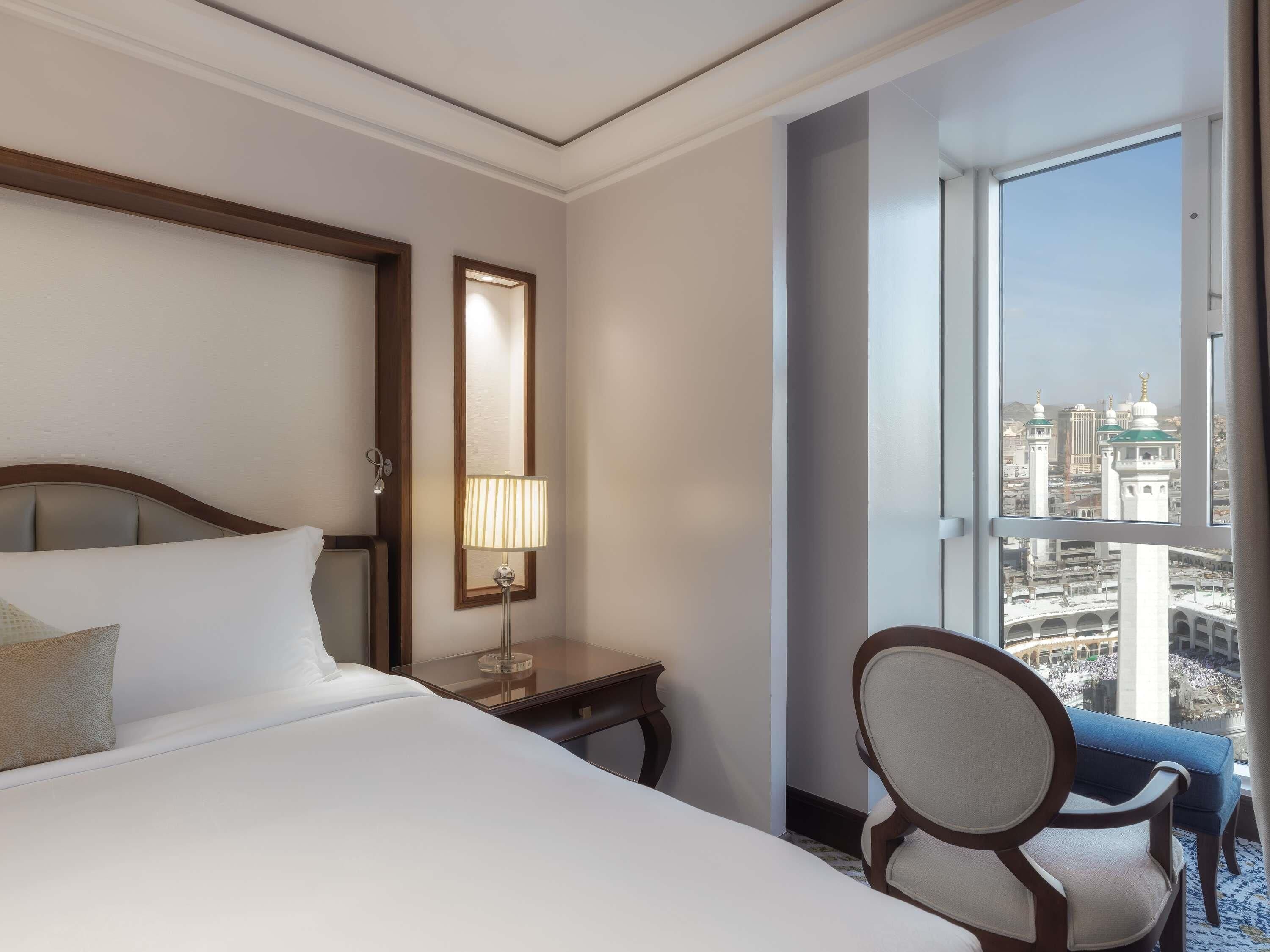 Royal suite, 2 slaapkamers (Partial Kaaba View) | Luxe beddengoed, een minibar, een kluis op de kamer