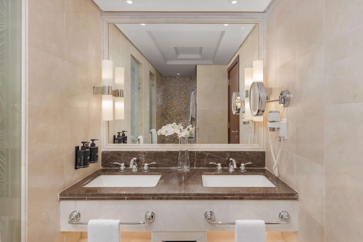2 bedrooms, premium bedding, minibar, in-room safe