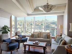 Sengetøy av topp kvalitet, minibar og safe på rommet