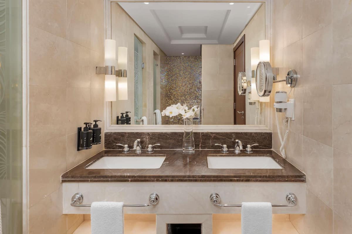 2 bedrooms, premium bedding, minibar, in-room safe