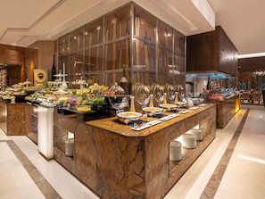 2 restaurants, breakfast served