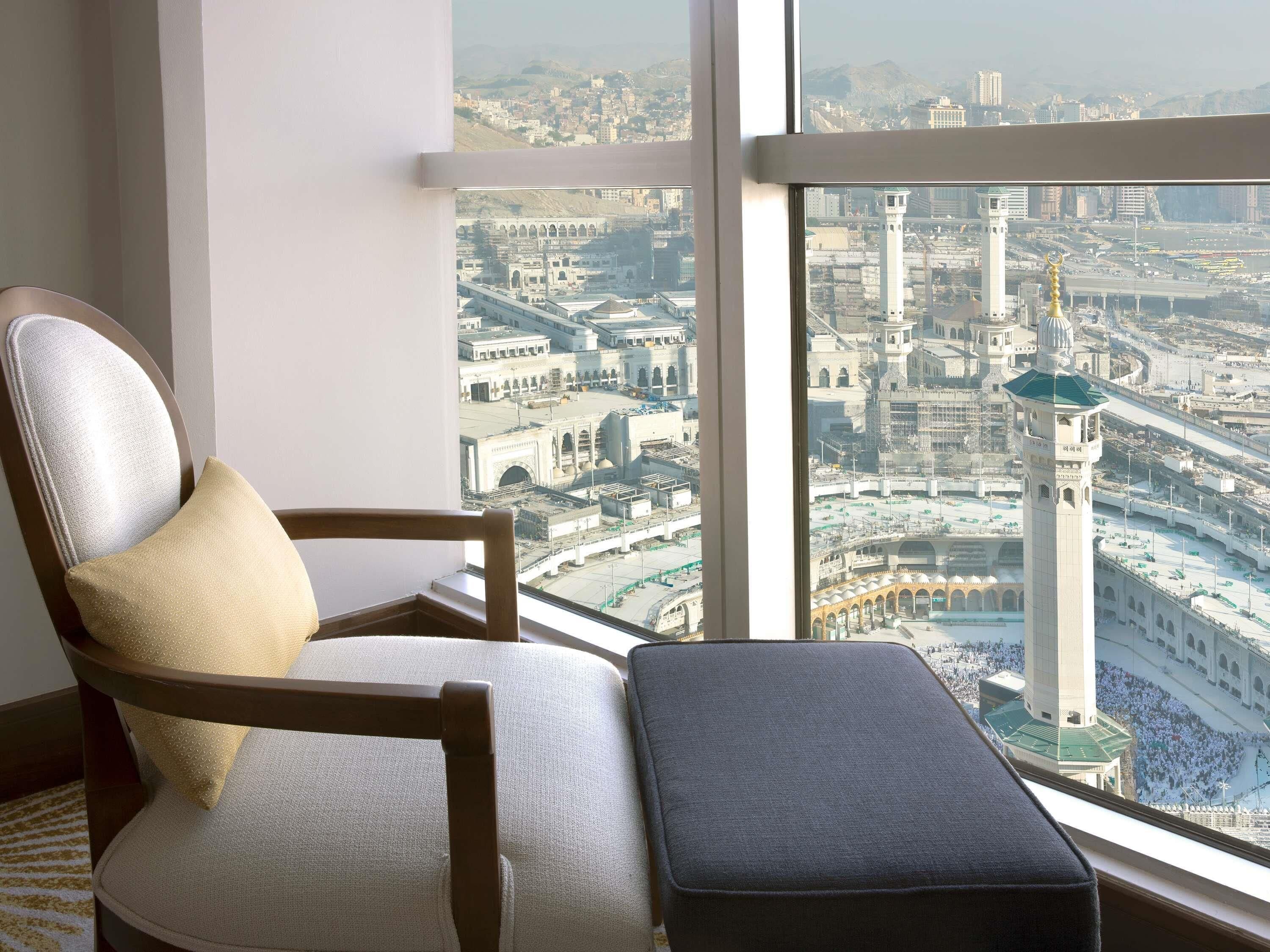 Suite – deluxe, 1 soverom (Partial Kaaba View) | Sengetøy av topp kvalitet, minibar og safe på rommet