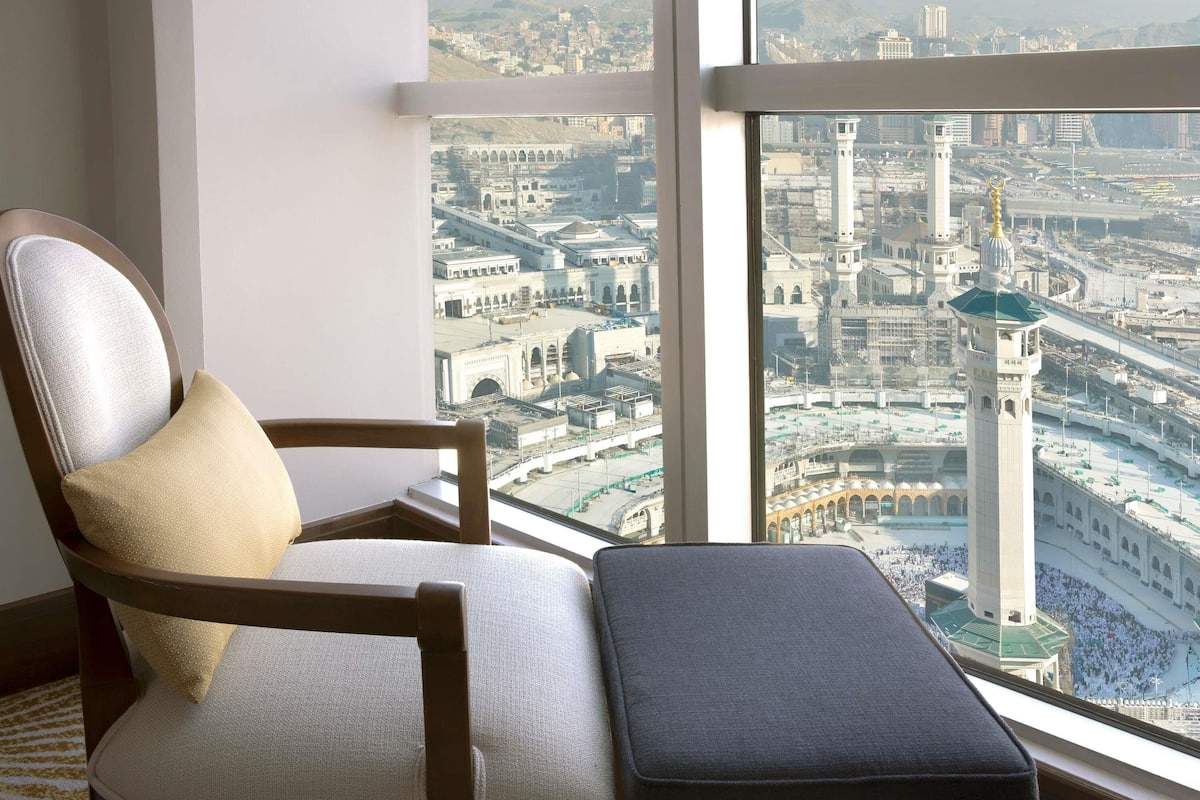 Deluxe Suite, 1 Bedroom (Partial Kaaba View) | Premium bedding, minibar, in-room safe, individually decorated