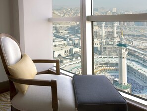 Deluxe suite, 1 slaapkamer (Partial Kaaba View) | Luxe beddengoed, een minibar, een kluis op de kamer