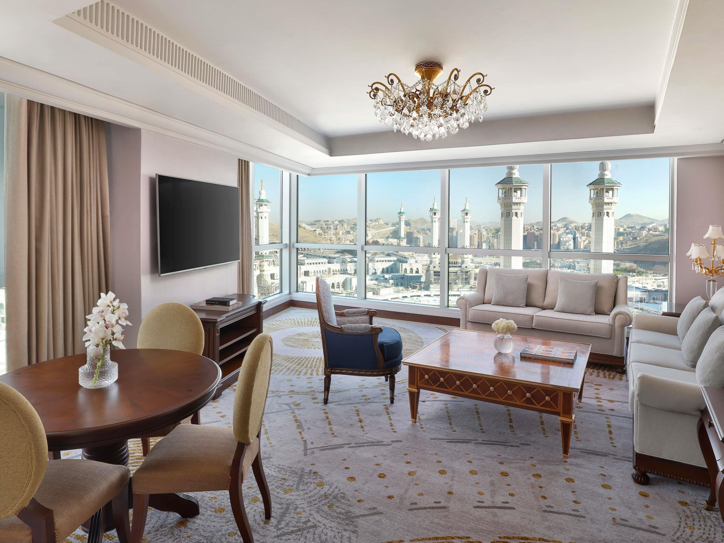 Ylelliset vuodevaatteet, minibaari, tallelokero huoneessa