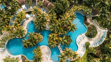 Piscine extérieure, chaises longues