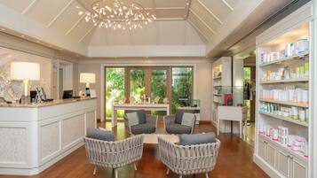 Salas de tratamiento para parejas, un sauna, una bañera de hidromasaje