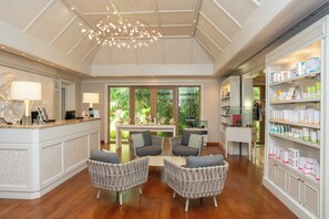 Couples treatment rooms, sauna, hot tub, steam room, body treatments