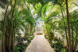 Salas de tratamiento para parejas, un sauna, una bañera de hidromasaje