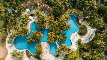 Una piscina al aire libre, sillones reclinables de piscina