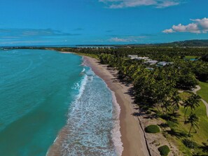 Na praia, barracas de praia (sobretaxa), espreguiçadeiras, guarda-sóis 