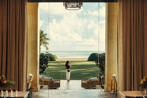 Salón en el lobby, con vista al jardín, abre todos los días