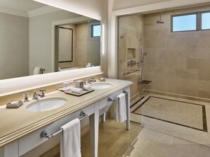 1 bedroom, Egyptian cotton sheets, premium bedding, down comforters