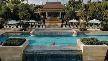 Alberca al aire libre y camastros