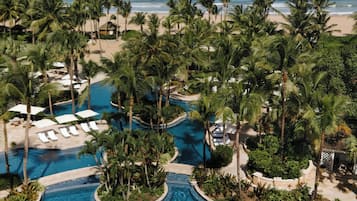 Utendørsbasseng og solsenger