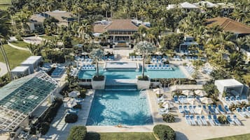 Alberca al aire libre y camastros