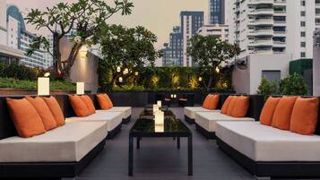 2 restaurants, breakfast, lunch, dinner served; international cuisine