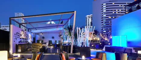 Bar sur le toit, vue sur la piscine, ouvert tous les jours