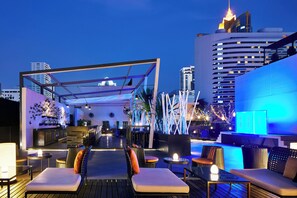 Bar ở tầng thượng, nhìn ra hồ bơi, mở cửa hàng ngày 