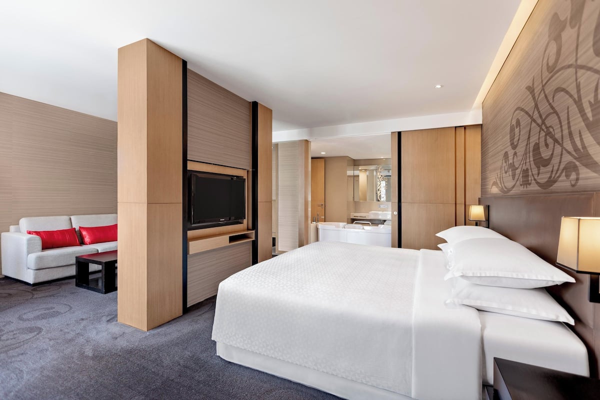 Junior Studio Suite, 1 Katil Raja (King), Non Smoking | 1 bilik tidur, bar mini, peti besi dalam bilik, meja