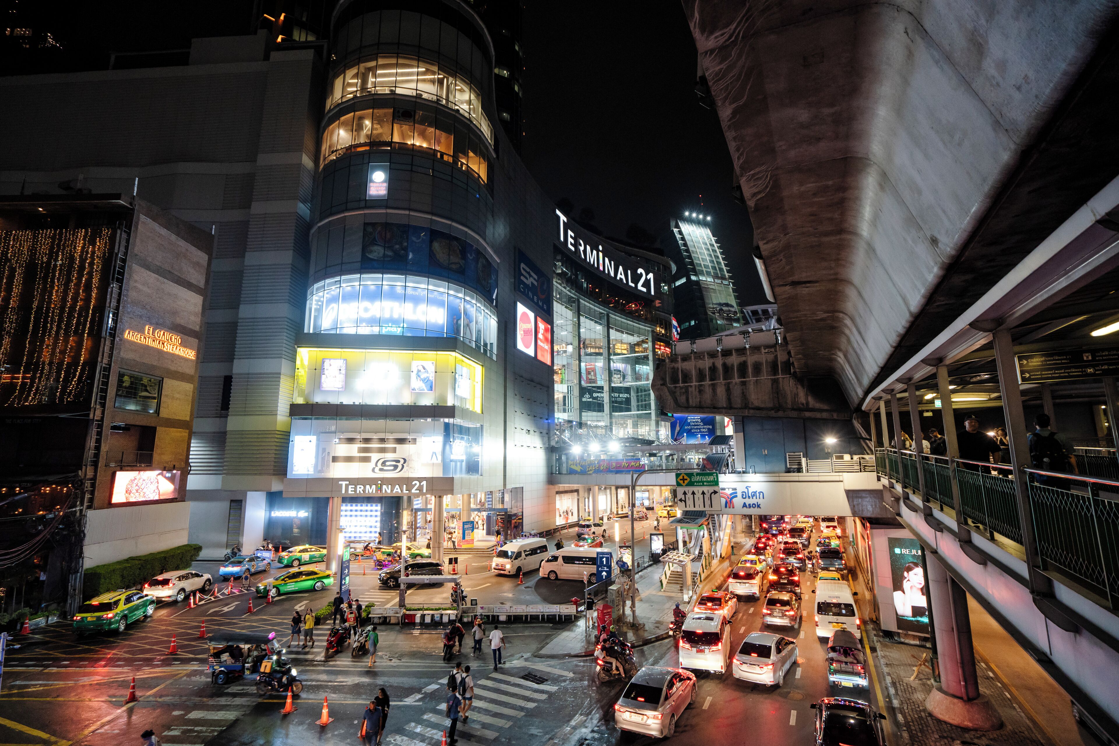 A busy urban intersection with a prominent building labeled "Terminal 21".