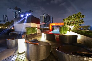 Poolside bar - Paradox Bangkok Sukhumvit (Bangkok)