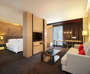 Studiosuite, 1 kingsize-seng | Oppholdsområde | En 32-tommers LCD-TV med Parabol-TV samt TV og DVD-spiller