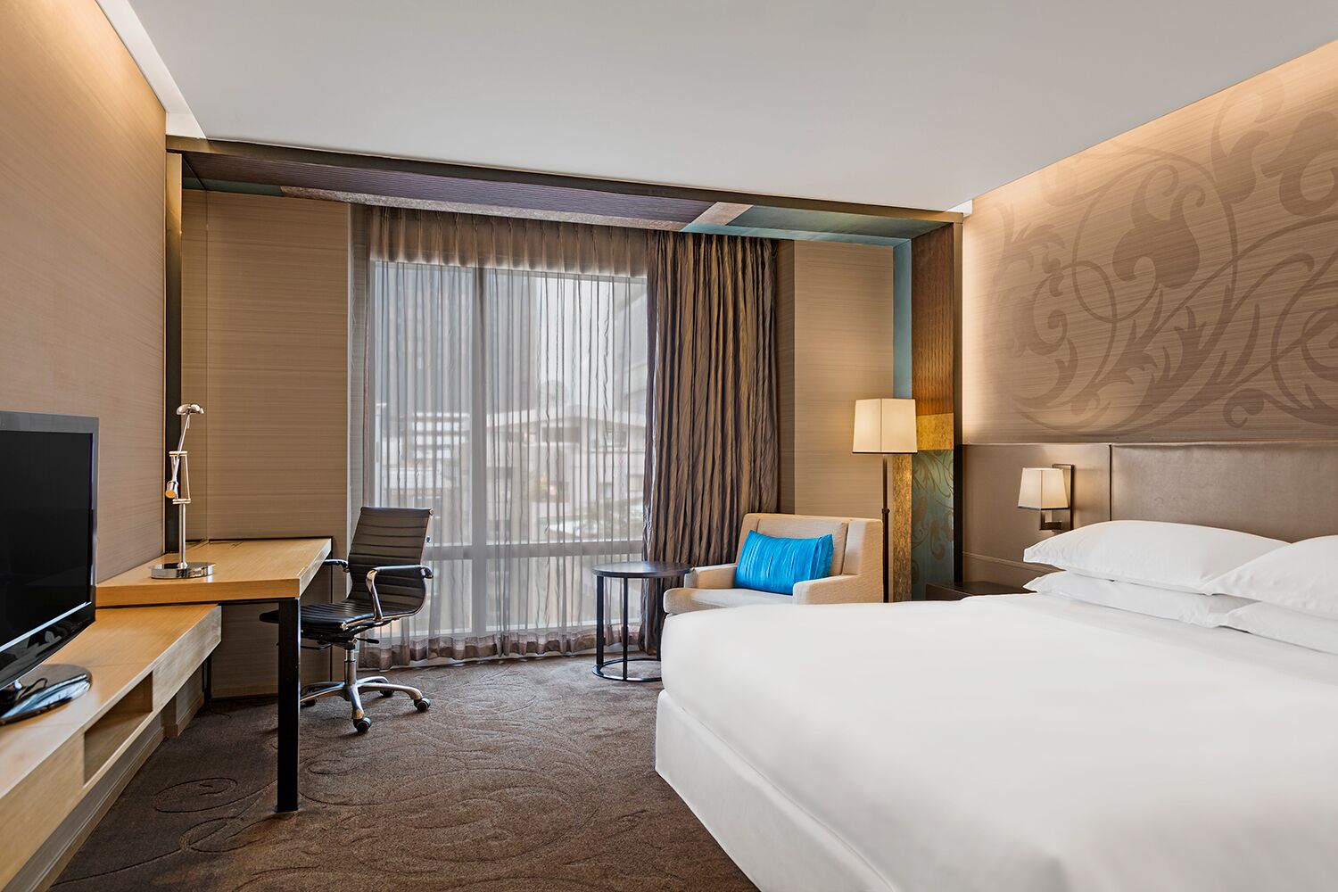 Premier Room, 1 King Bed, Accessible Bathtub