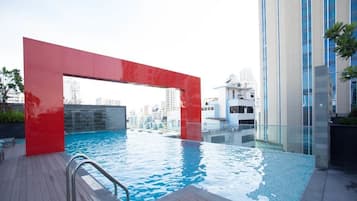 Utendørsbasseng og solsenger