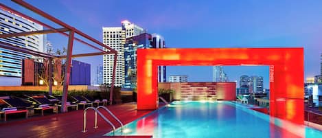 Piscine extérieure, chaises longues