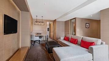 Executive Suite - King | 1 bedroom, minibar, in-room safe, desk