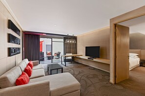 套房, 1 张特大床, 露台 | 起居区 | 32-英寸液晶电视（配备卫星频道）、电视、DVD 播放器