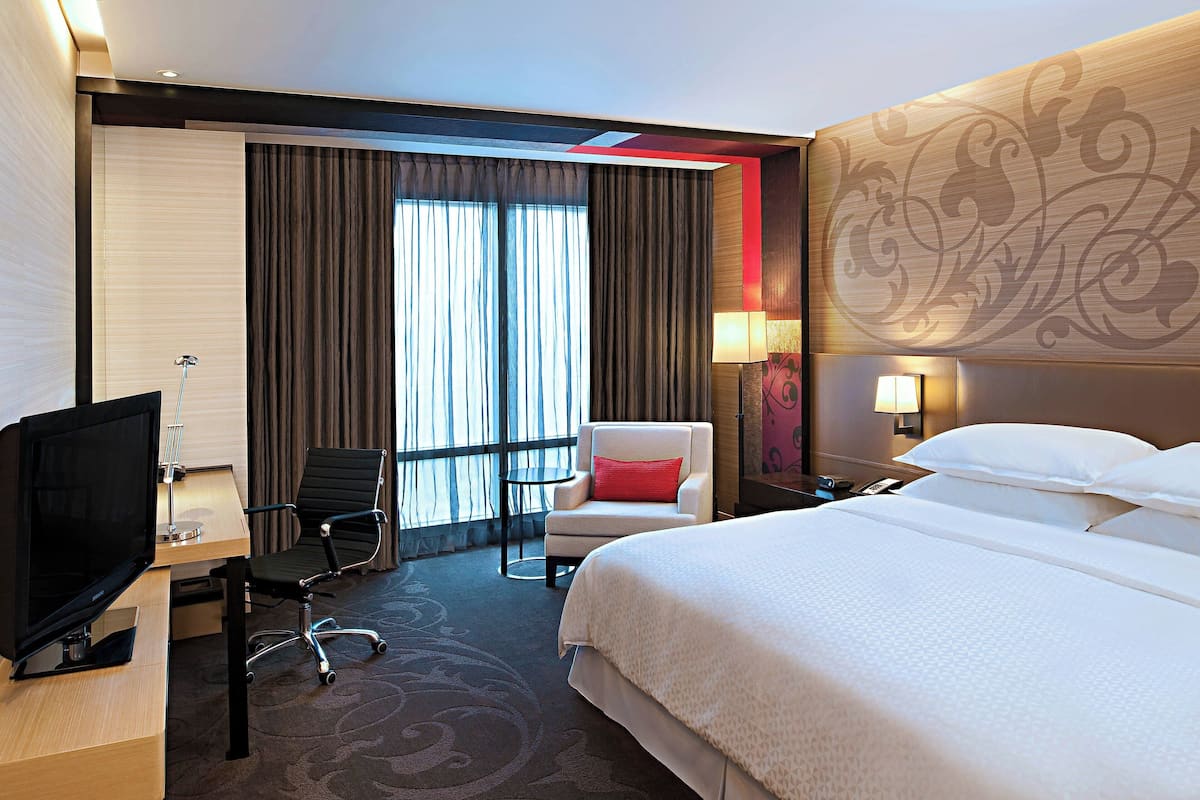 Deluxe Room, 1 Katil Raja (King), Non Smoking | 1 bilik tidur, bar mini, peti besi dalam bilik, meja