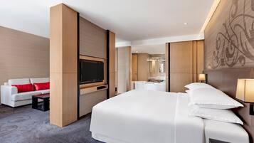 Studio Suite, 1 King Bed | 1 bedroom, minibar, in-room safe, desk