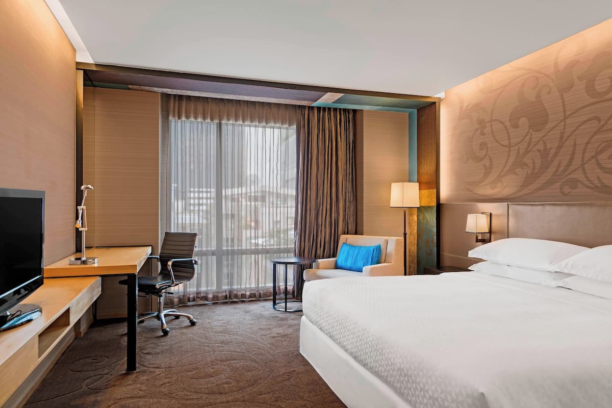 Premium Room, 1 Katil Raja (King), Non Smoking | 1 bilik tidur, bar mini, peti besi dalam bilik, meja