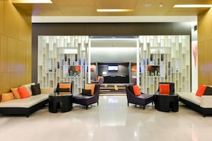 Lobby sitting area - Four Points by Sheraton Bangkok, Sukhumvit 15 (Bangkok)