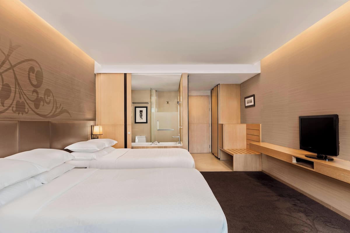 Deluxe Room, 2 Katil Ratu (Queen), Non Smoking | 1 bilik tidur, bar mini, peti besi dalam bilik, meja