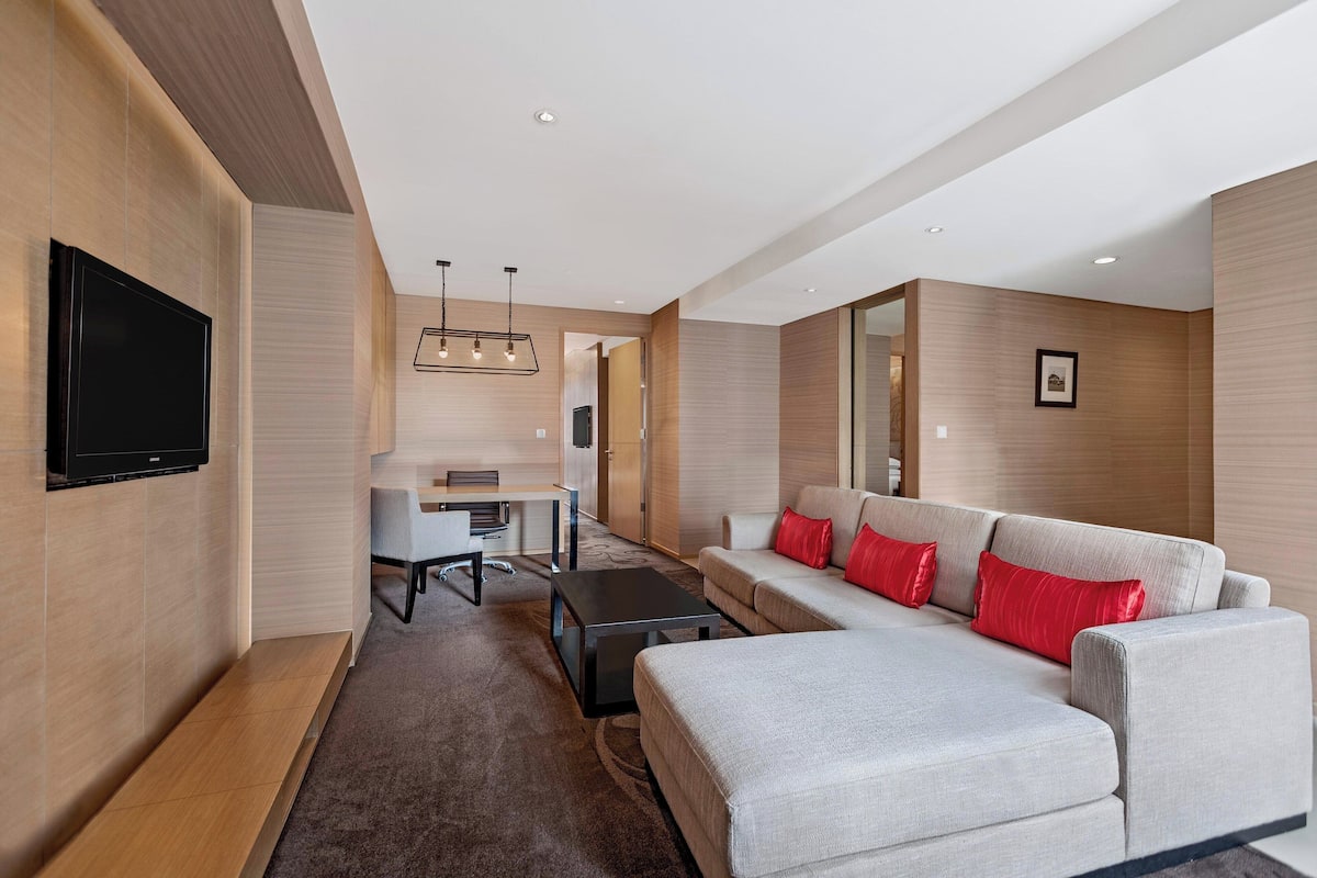 Executive Studio Suite, 1 Bedroom, Non Smoking | 1 bilik tidur, bar mini, peti besi dalam bilik, meja