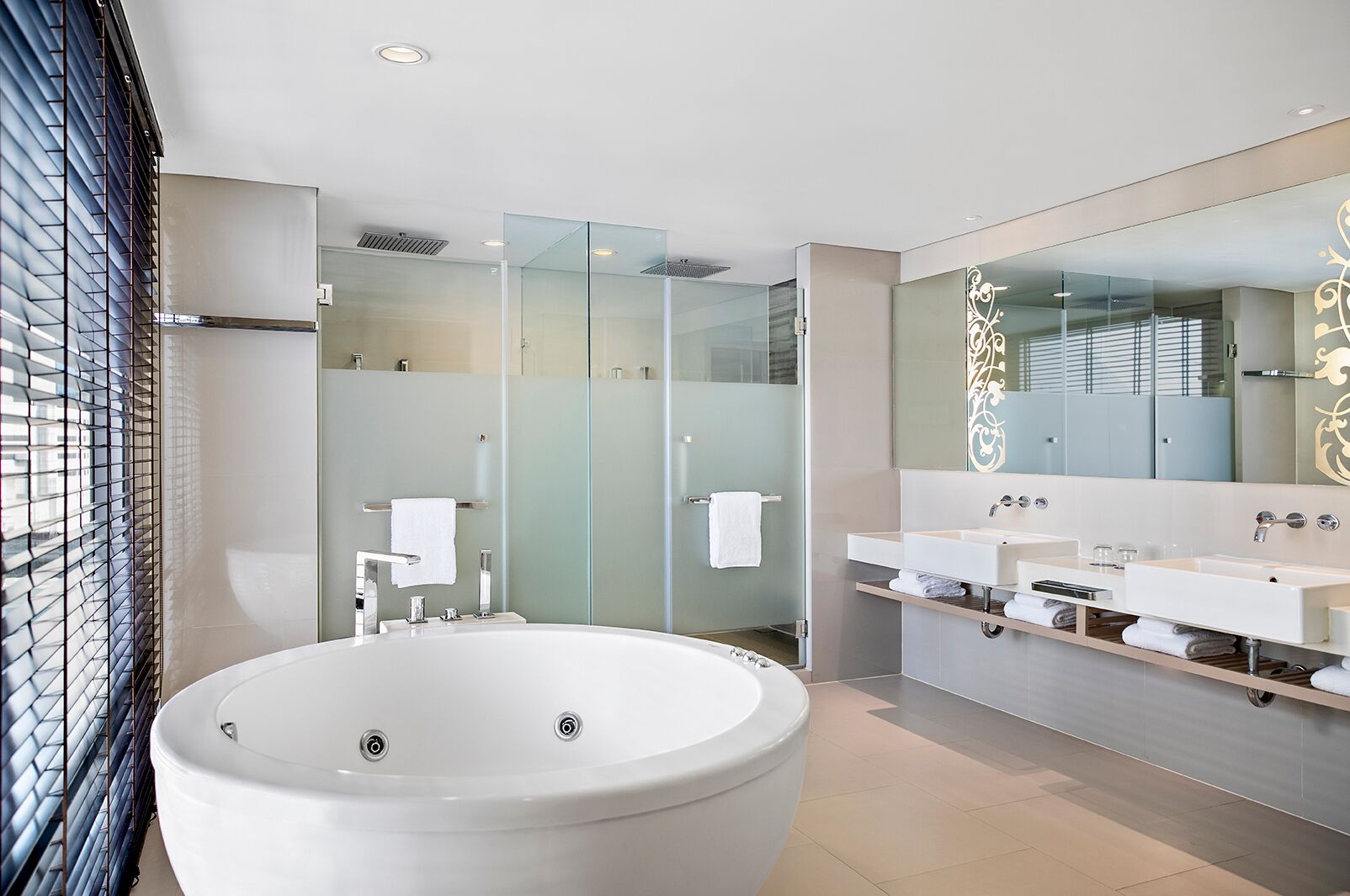 Suite Presidenziale | Bagno | Vasca e doccia separate, vasca da bagno a immersione totale