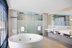 Suite presidencial | Baño | Bañera y ducha independientes y bañera profunda