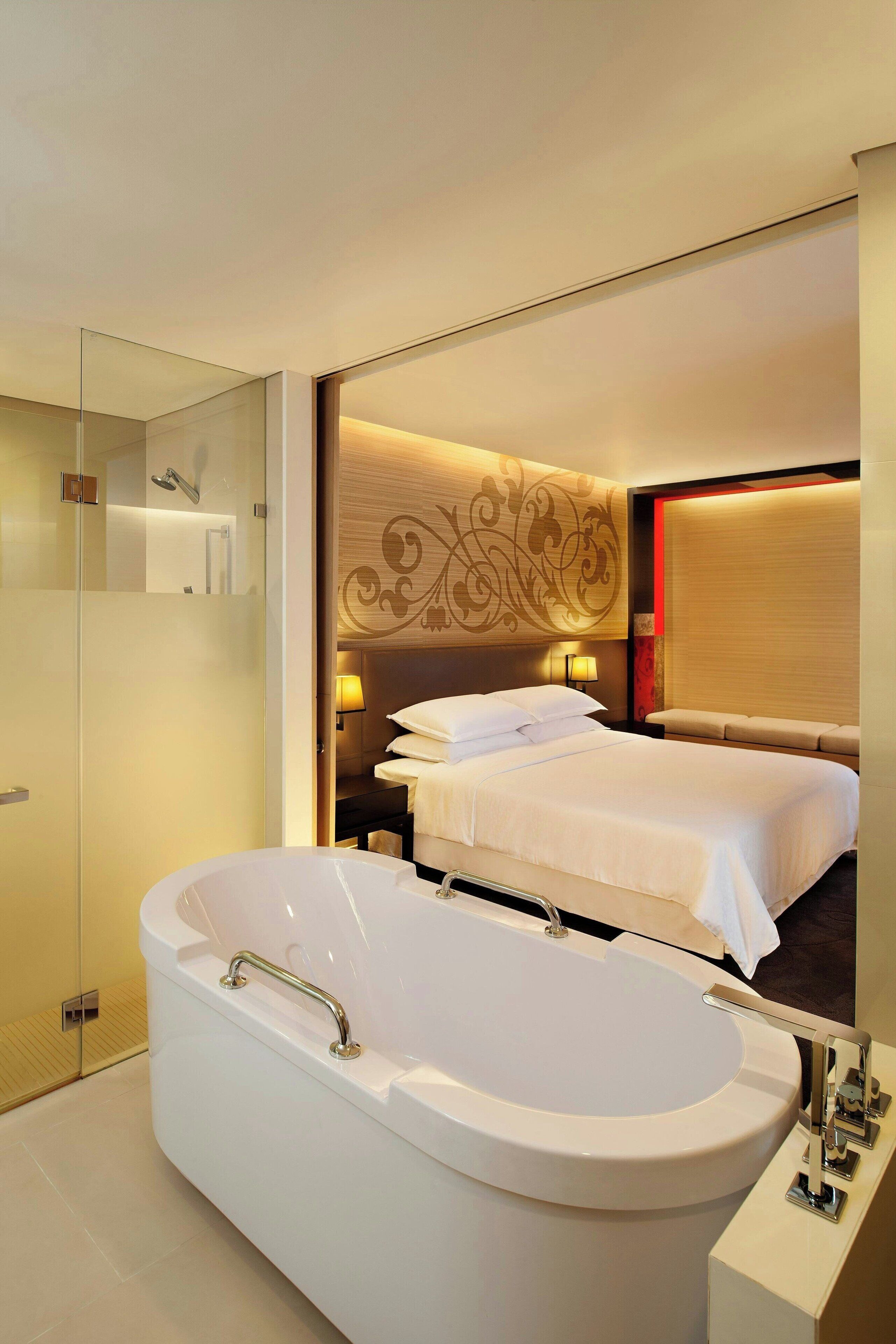 junior studio suite, 1 king bed, non smoking | 1 bedroom, minibar, in-room safe, desk