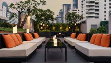 Bar sur le toit, vue sur la piscine, ouvert tous les jours