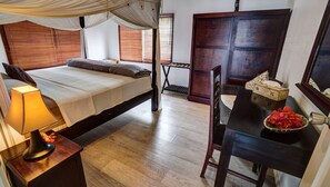 Suite luxueuse, 2 chambres, balcon, vue sur la mer | Literie de qualité, coffre-fort, bureau, fer et planche à repasser