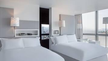 Zimmer, 2 Queen-Betten, Eckzimmer (Ferris Wheel View) | Hochwertige Bettwaren, Minibar, Zimmersafe, Schreibtisch