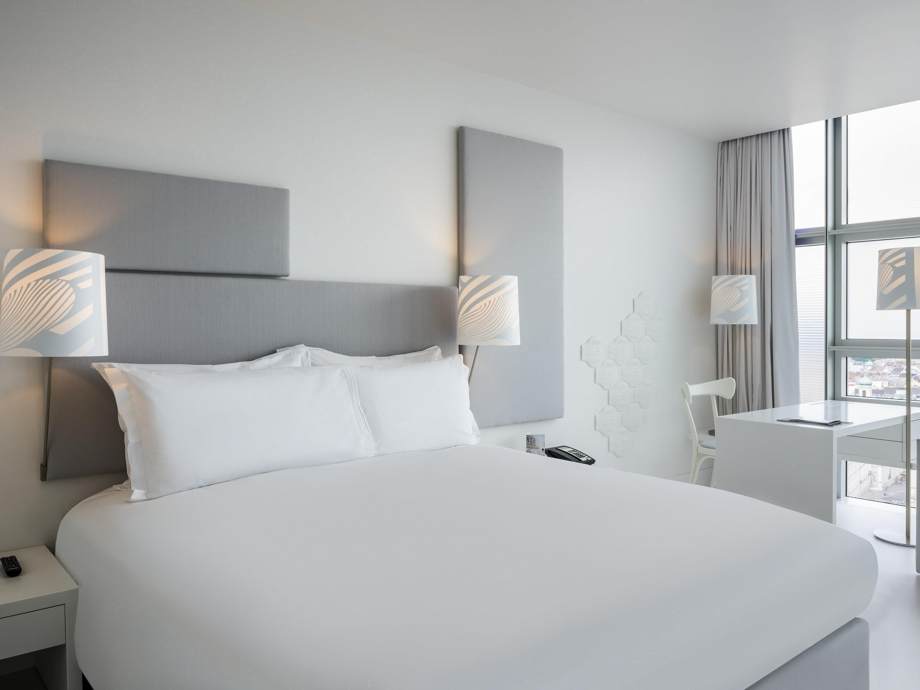 SO/ Cosy, Ferris Wheel View (Room) | Hochwertige Bettwaren, Minibar, Zimmersafe, individuell dekoriert