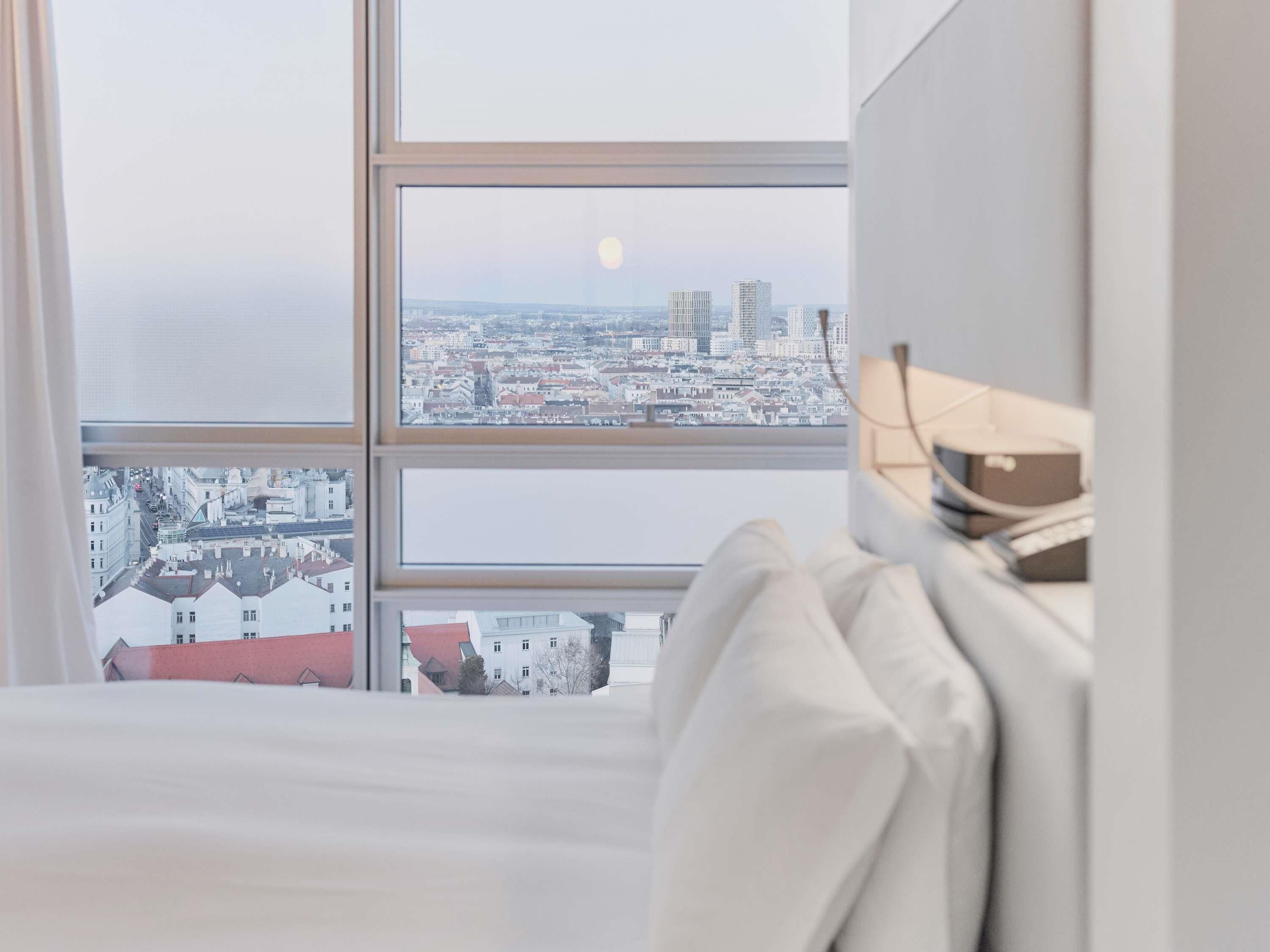 SO/ Studio, Ferris Wheel View (Suite) | Premium bedding, minibar, in-room safe, individually decorated