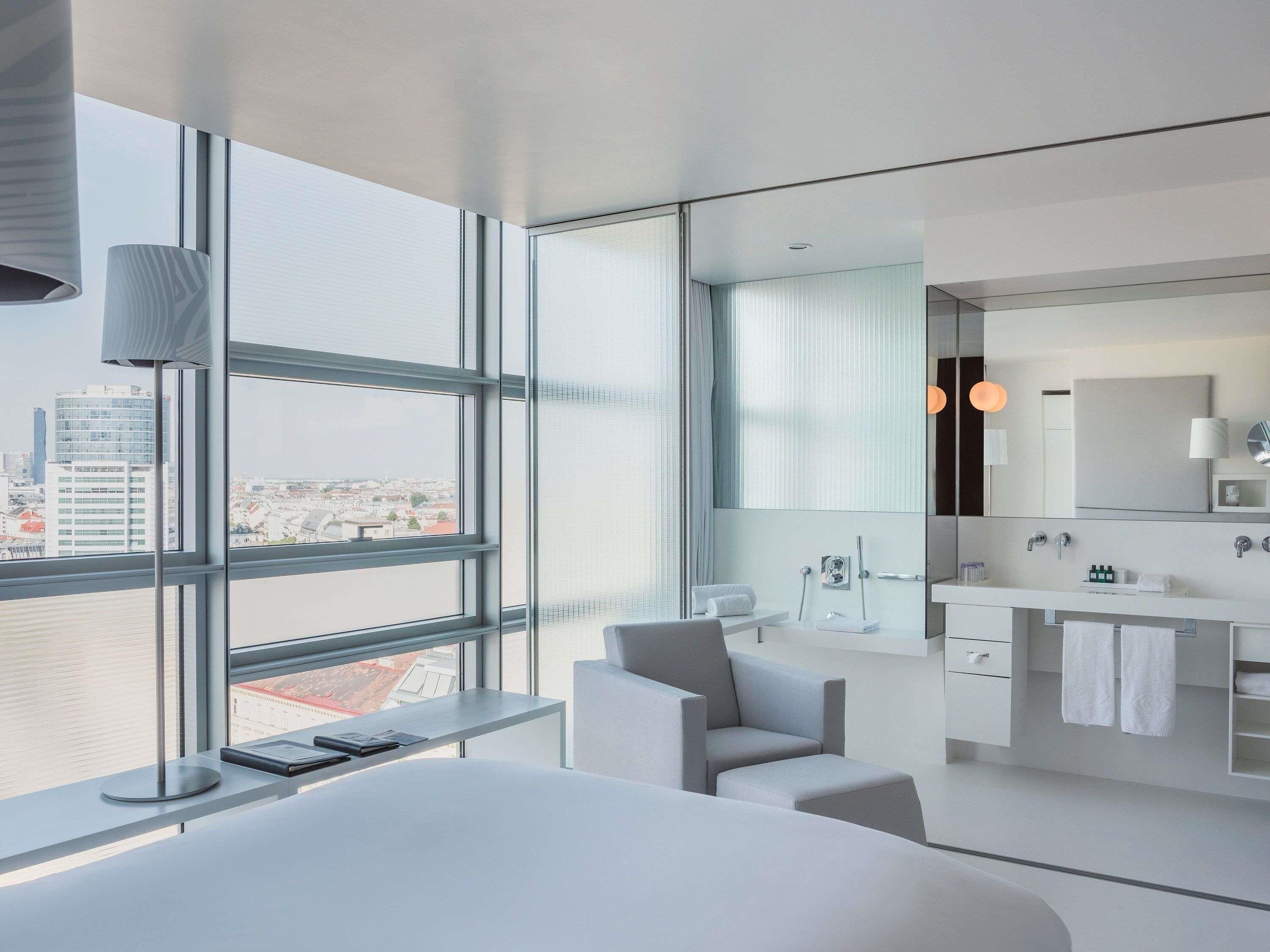 أغطية فراش متميزة وميني بار وخزنة داخل الغرفة وبديكورات فريدة لكل غرفة