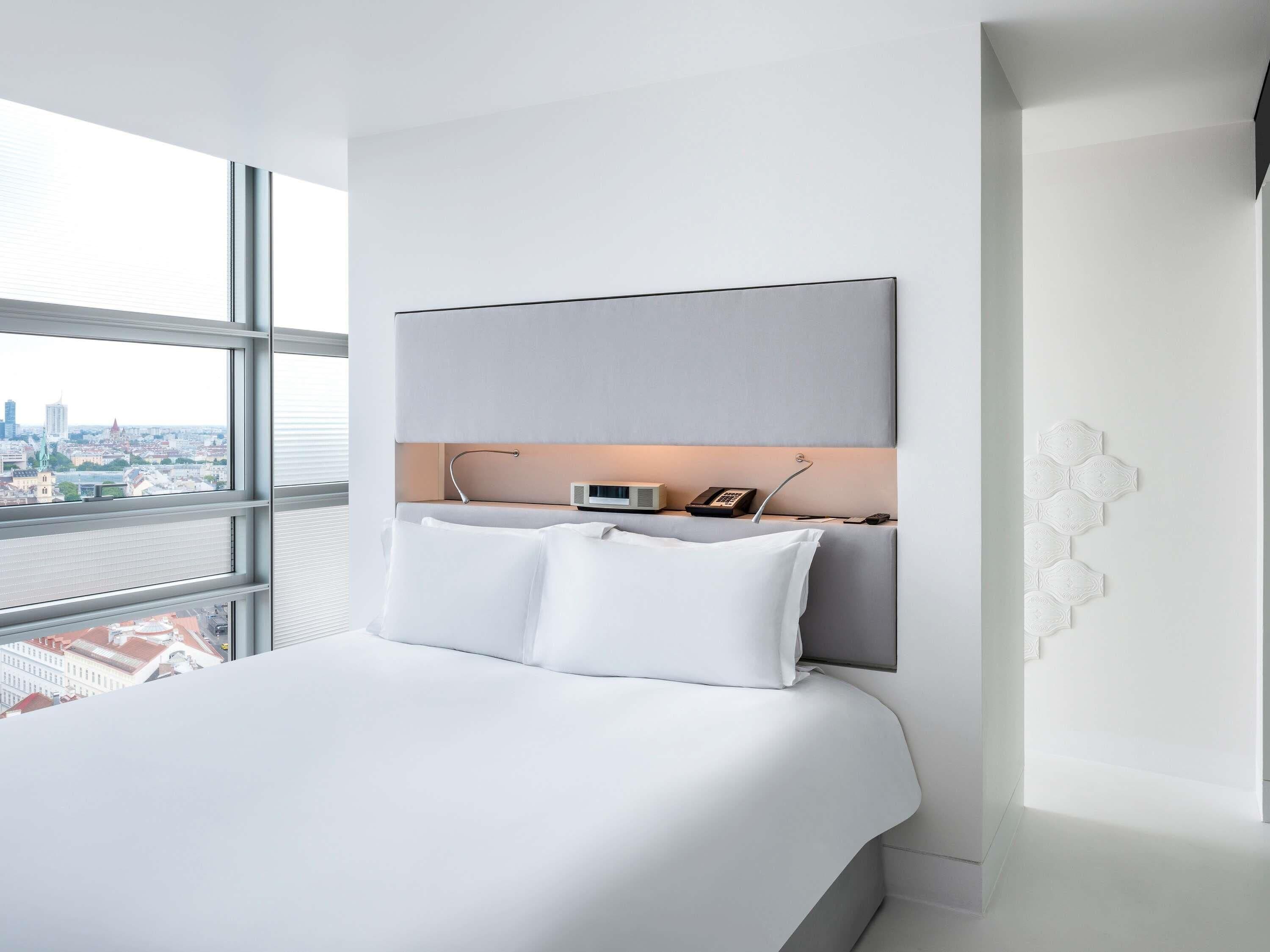 SO/ Studio, Ferris Wheel View (Suite) | Hochwertige Bettwaren, Minibar, Zimmersafe, individuell dekoriert